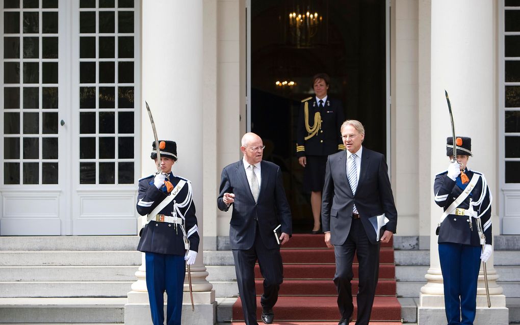 Informateur Rosenthal (l) verlaat Paleis Noordeinde nadat hij van koningin Beatrix zijn opdracht heeft ontvangen. Foto ANP