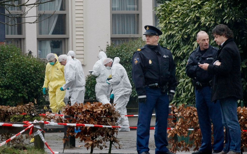 BUSSUM - Technische rechercheurs bekijken de locatie rond de schietpartij bij hotel Jan Tabak in Bussum. Foto ANP