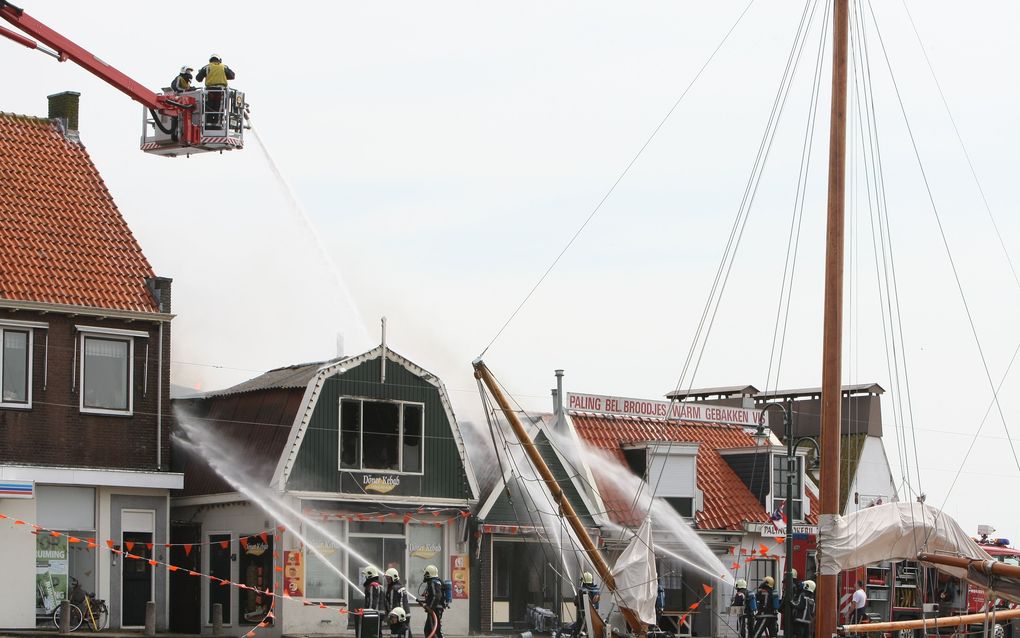 De brand brak uit in een shoarmazaak naast hotel Spaander. Foto ANP