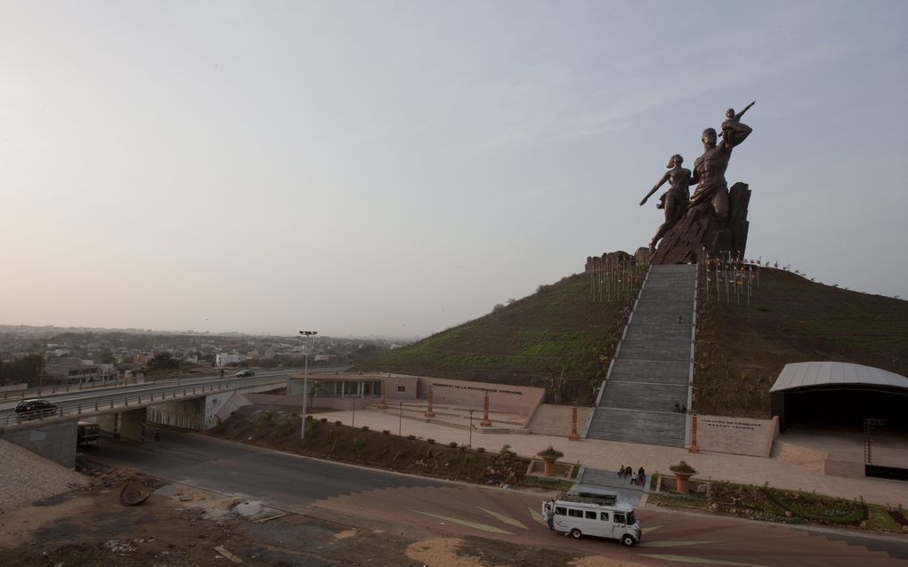 In Senegal onthulde president Abdoulaye Wade op 3 april het Afrika Renaissance Monument. Het immense standbeeld markeert het feit dat Senegal vijftig jaar geleden onafhankelijk werd van Frankrijk. Foto RD