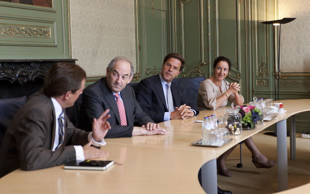 De fractievoorzitters Mark Rutte (VVD), Job Cohen (PvdA), Alexander Pechtold (D66) en Femke Halsema (GroenLinks) hebben overleg voorafgaand aan een gesprek met informateurs Uri Rosenthal en Jacques Wallage. Foto ANP