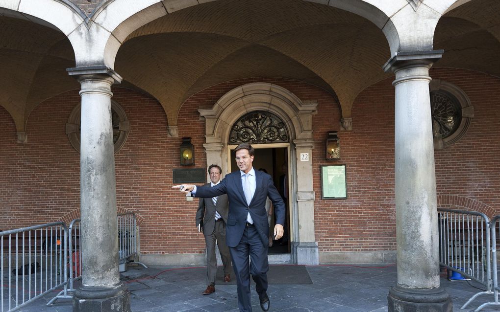 Rutte en Pechtold verlaten maandag het gebouw van de Eerste Kamer na het overleg met informateurs. Foto ANP