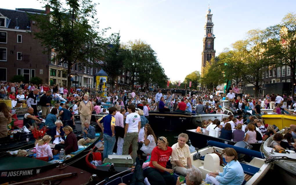 Duizenden mensen in Amsterdam tijdens het Prinsengrachtconcert vorig jaar. Foto ANP