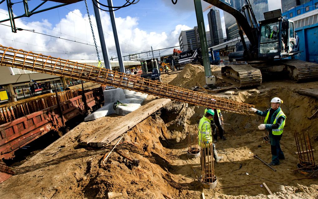 De Nederlandse bouwsector herstelt pas na 2011. Voor dit jaar wordt een krimp van de bouwproductie voorzien van 7,8 procent en voor volgend jaar met 1 procent. Foto ANP