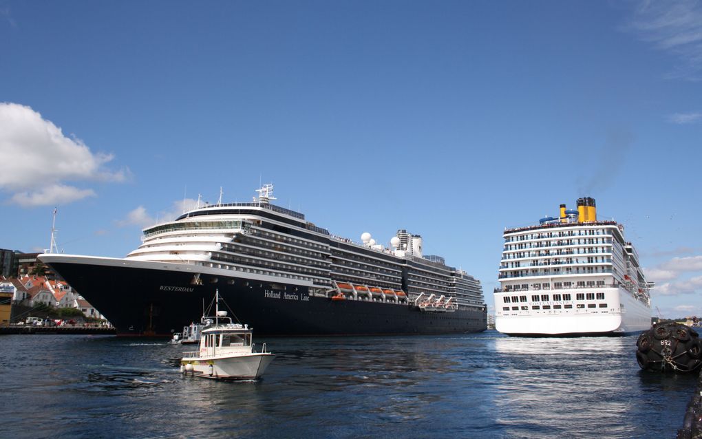 Ontmoeting der giganten. In de haven van Stavanger komt de Westerdam een ‘collega’ tegen. Foto Riekelt Pasterkamp