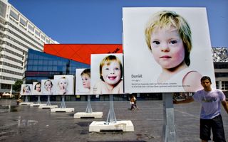 Een portretfoto van een kind met het Downsyndroom op het Spuiplein in Den Haag. beeld ANP, Ed Oudenaarden