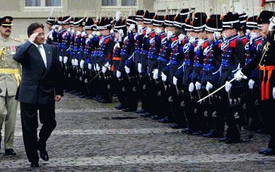 DEN HAAG â€“ De Pakistaanse president Musharraf bracht maandag in Den Haag een bezoek aan koningin Beatrix. Later op de dag ontmoette hij vice premier Zalm en minister Bot van Buiten landse Zaken. Zalm feliciteerde Musharraf met de succesvolle eliminatie 