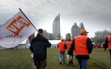 „Het mogelijke verlies van 1000 arbeidsplaatsen bij NedCar is tot nationaal onderwerp verheven, terwijl er de achterliggende jaren geen haan naar kraaide dat een veelvoud aan arbeidsplaatsen in het midden- en kleinbedrijf geruisloos van het toneel is verd