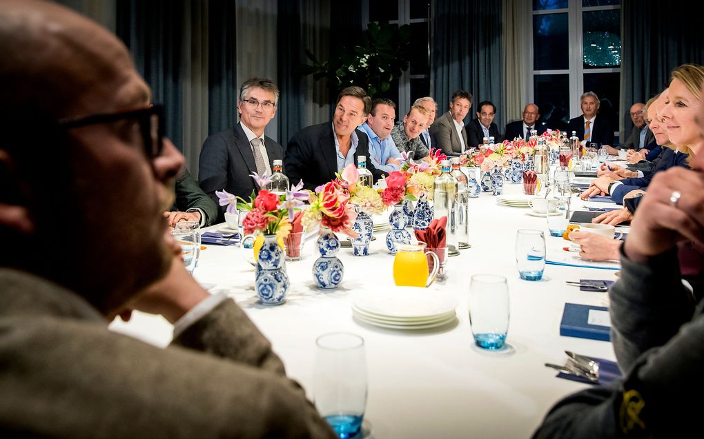 Premier Mark Rutte en minister Cora van Nieuwenhuizen (Infrastructuur en Waterstaat) ontvangen vertegenwoordigers van bouwondernemingen en bedrijven in de grond-, weg- en waterbouw (GWW) op het Catshuis voor een gesprek over stikstof en PFAS. beeld ANP