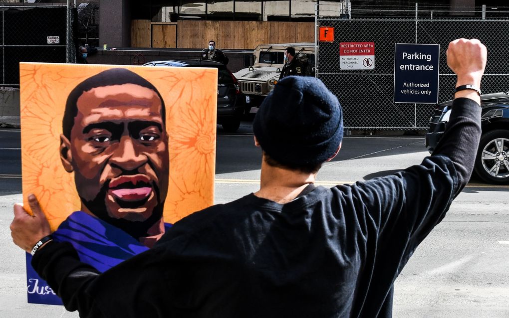 Een demonstrant voor een overheidsgebouw in Minneapolis. beeld AFP, Chandan Khanna