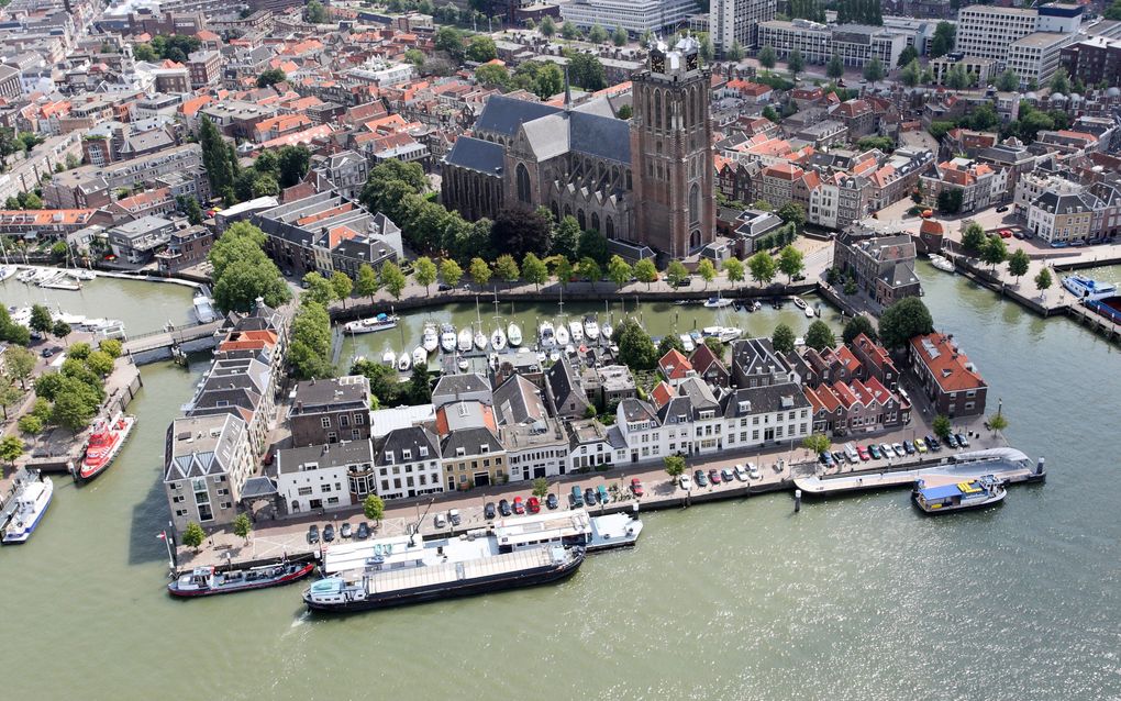 De Vereniging Protestants Nederland bestaat een eeuw. Deze donderdag verscheen een jubileummagazine. Foto: Dordrecht, met onder andere de Grote Kerk. beeld Joop van Houdt