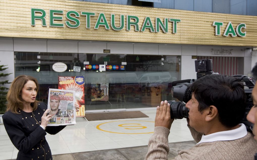 LIMA- Journaliste Jean Casarez (l) houdt voor televisiezender CNN een krant omhoog met daarop een foto van Joran van der Sloot. Foto ANP