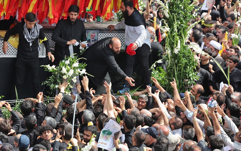 Mensen verzamelen zich in Teheran voor het afscheid van gedode Hamasleider Haniyeh. beeld EPA, Abedin Taherkenareh 