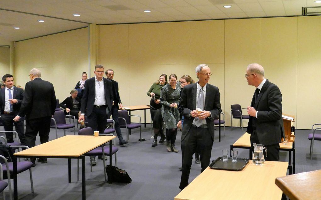 Rechts ds. D.E. van de Kieft, tweede van rechts: mr. L. Vogelaar, voorzitter van de KLS. beeld Jan van Reenen