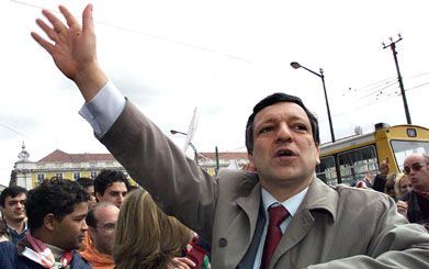 BARREIRO - Eduardo Ferro Rodrigues, hier op campagne in Barreiro, die in januari leider van de Portugese socialisten werd, is het gezicht van de linkervleugel van de Socialistische Partij. Evenals zijn rivaal Durao Barroso was de 54-jarige econoom in de j