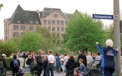 Het Gutenberg-gymnasium in Erfurt kort na de schietpartij. - Foto EPA