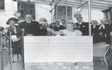 LONDEN - Prinses Irene legde op 23 juli 1950 de eerste steen voor het nieuwe gebouw van de Nederlandse kerk in Londen. Jaren later schreef ze dat ze hiervoor destijds te jong was „en te weinig voorbereid op de doordringende aandacht, de verwachtingen van 