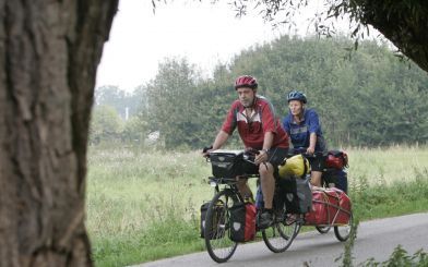 Fietsen in de zomer is heerlijk. Maar hoe gaat dat straks, als kou en nattigheid de boventoon voeren? Met de juiste kleding kunnen fietsers het jaar rond comfortabel de weg op. Foto: de wereldfietsers Dick Verschuur en Els Schaap.Foto William Hoogteyling