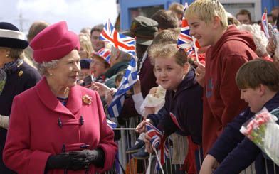 FALMOUTH - De Britse vorstin Elizabeth gaf woensdag in Falmouth het startsein voor de viering van haar vijftigjarig ambtsjubileum. - Foto EPA