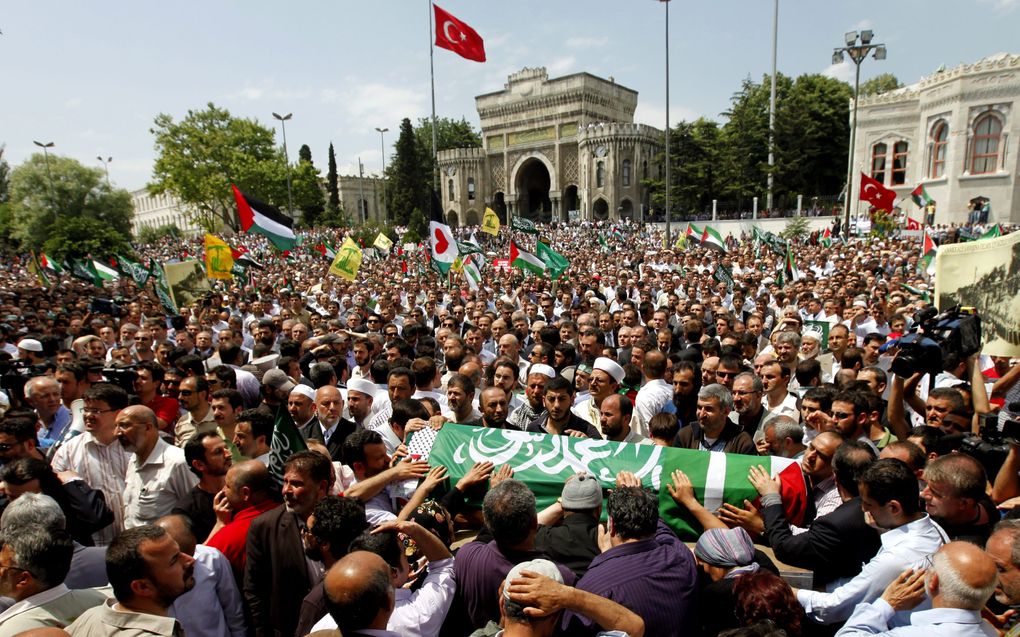 ISTANBUL - Turken protesteren in Istanbul tegen de Israëlische legeractie op zee. Foto EPA