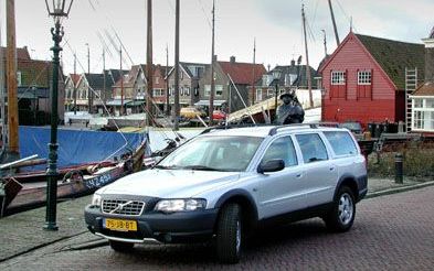 De Volvo V70 Cross Country is een keurige zakenauto, die ook op een ruig bospad zijn mannetje staat. - Foto’s RD, Anton Dommerholt