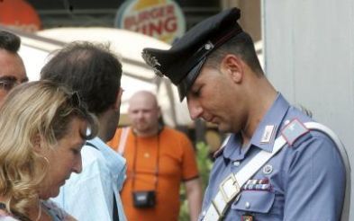 MILAAN - De Italiaanse Carabinieri controleert de bagage van toeristen voor de Milaanse Dom, woensdag. De veiligheidsmaatregelen in ItaliÃ« zijn na de aanslag in Egypte aanzienlijk verscherpt. Foto EPA.