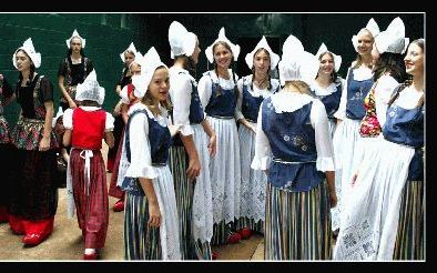 HOLAMBRA - Meisjes uit Holambra dragen ter gelegenheid van het Oranjebezoek hun zelf ontworpen klederdracht. - Foto RD, Henk Visscher