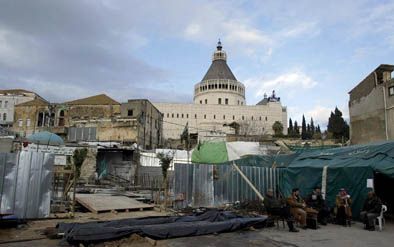 JERUZALEM - Op de bouwplaats van de omsteden moskee naast de Basiliek van de Aankondiging in Nazareth is het volslagen stil. - Foto EPA