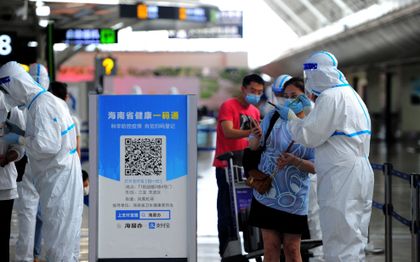 Reizigers passeren de nodige checks op het Chinese vliegveld Sanya Phoenix International Airport. Een nieuw virus dat vorige week in het Aziatische land is vastgesteld, lijkt zich vooralsnog niet van mens tot mens te verspreiden. beeld AFP