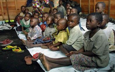 GOMA - Congolese kinderen die hun ouders zijn kwijtgeraakt of hebben verloren tijdens verwoestingen door de vulkaanuitbarsting van de afgelopen dagen, wachten op hulp in het gebouw van het Rode Kruis in de stad Goma. UNICEF, het kinderfonds van de VN, mel