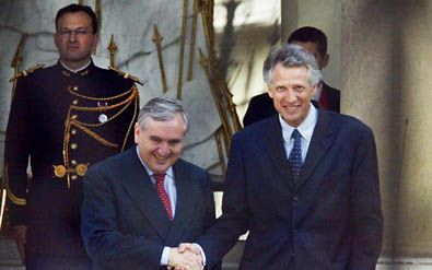 PARIJS - De kersverse premier van Frankrijk, Jean-Pierre Raffarin (links op de voorgrond), schudde dinsdag in Parijs de hand van Dominique de Villepin, die zojuist tot minister van Buitenlandse Zaken was benoemd. - Foto EPA