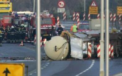 APELDOORN - Een buurtbewoner probeert met een verrekijker de gekantelde tankauto in beeld te krijgen. De A1 tussen Twello en Voorst is dinsdagmiddag rond 12.00 uur in beide rijrichtingen afgesloten wegens een ongeval met een gekantelde tankauto die ethano