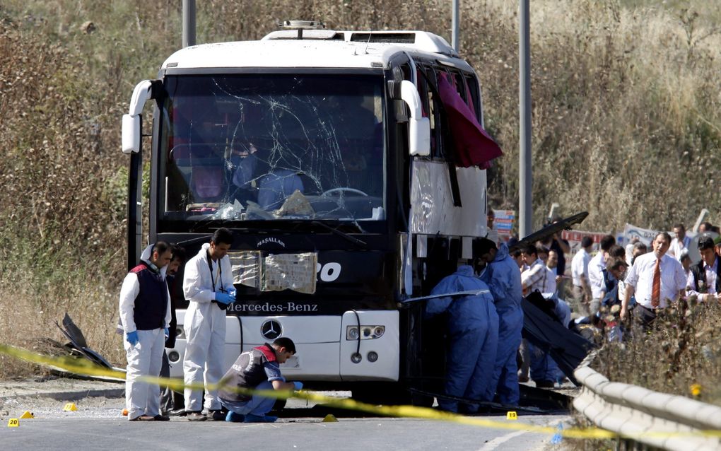 Forensisch onderzoek bij de ontplofte bus. Foto EPA