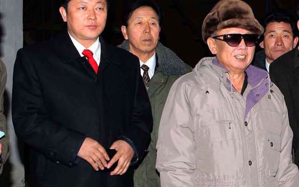 Op deze foto van het Koreaanse Nieuws Agentschap, die dateert uit maart, zou Kim Jong Un (l.) naast zijn vader Kim Jong Il te zien zijn. Foto EPA