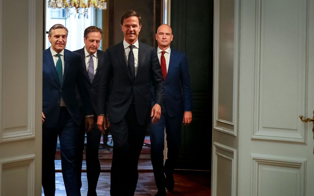 De fractieleiders Sybrand Buma (CDA), Alexander Pechtold (D66) Mark Rutte (VVD) en Gert-Jan Segers (ChristenUnie) voorafgaand aan een toelichting op het regeerakkoord. beeld ANP