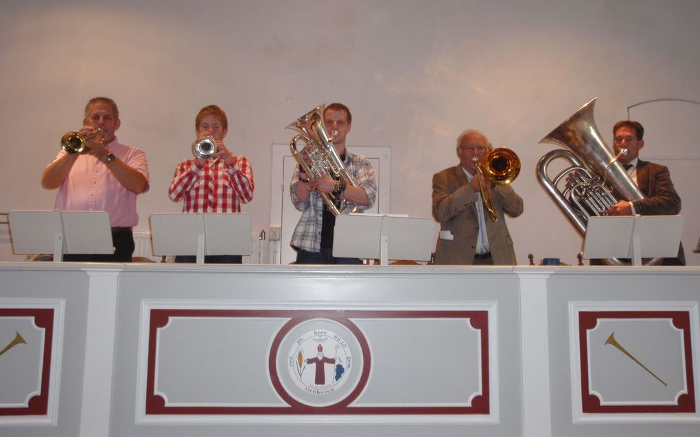 Koperblazers begeleiden de gemeentezang in de hervormde kerk van Tienhoven. beeld Tienhovense Koperblazers