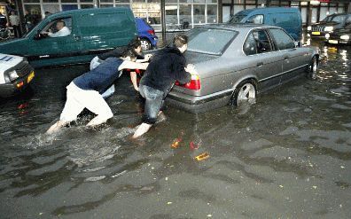 EINDHOVEN - Noodweer verandert de straten in Eindhoven vrijdagavond in een watermassa. Door de aanhoudende regen moest een bioscoop in het centrum worden ontruimd. Het dak dreigde te bezwijken. Foto ANP