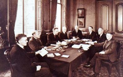 AMSTERDAM â€“ De vertaalcommissie Nieuwe Testament van de nieuwe bijbelvertaling in 1932 bijeen. V.l.n.r. J. de Zwaan, L. J. van Wijk, F. W. Grosheide, W. J. Aalders, A. van Veldhuizen, J. Th. Ubbink, A. Klinkenberg en D. Plooy. - Foto archief (NBG