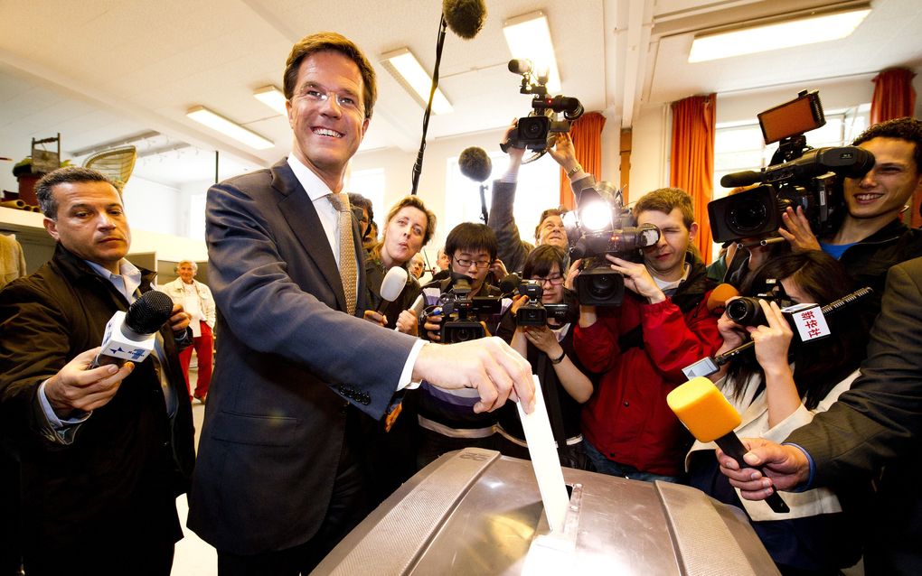 Rutte brengt zijn stem uit. Foto ANP