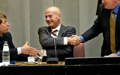 ROTTERDAM - De fractievoorzitters Van der Tak (CDA, links), Fortuyn (Leefbaar Rotterdam, midden) en Janssens (VVD) feliciteren elkaar na het ondertekenen van het collegeakkoord op het stadhuis van Rotterdam. - Foto ANP