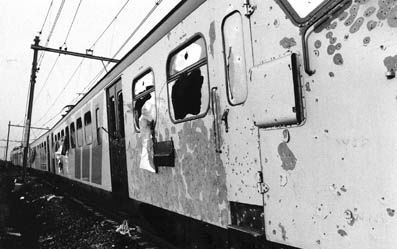 DE PUNT - Een met kogels doorzeefde trein. Militair optreden maakt in de vroege ochtend van 11 juni 1977 een einde aan de kaping van de intercity Groningen-Assen. Donderdag precies 25 jaar geleden, op 23 mei 1977, begonnen negen Zuid-Molukse jongeren de g