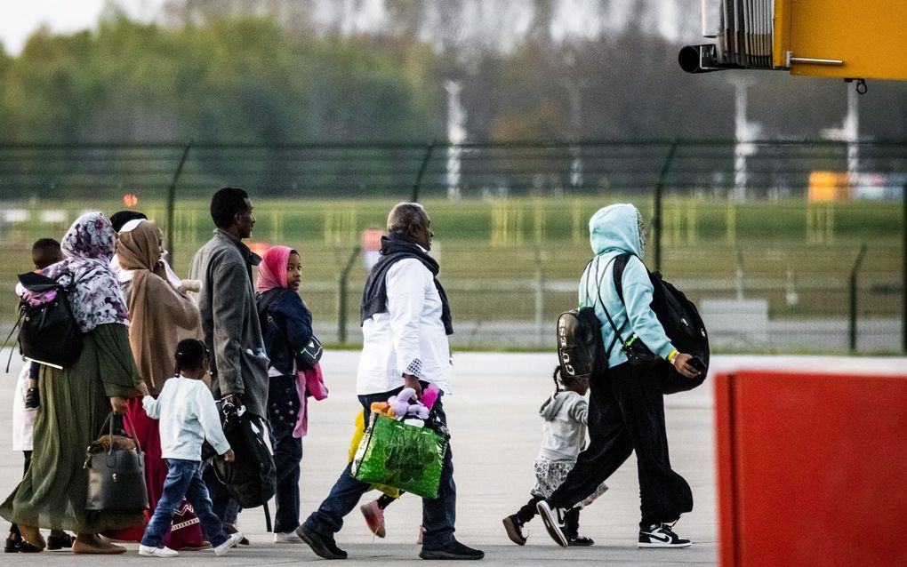 Evacues uit Soedan arriveren met een militair vliegtuig op de militaire luchthaven Vliegbasis Eindhoven. beeld ANP, Rob Engelaar