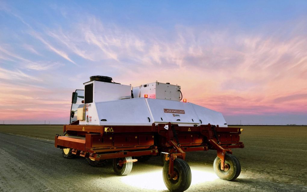 De 6 meter brede machine die achter een tractor hangt of als smaller autonoom voertuig over de akker rijdt, kan met dertig lasers zo’n 300.000 onkruidplanten per uur doden. beeld Carbon Robotics