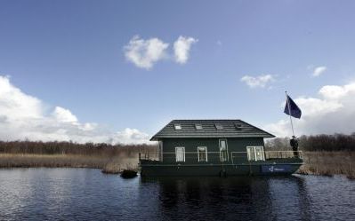 MUIDERBERG â€“ Natuurmonumenten nodigt de komende tijd onder anderen politici, bestuurders en bekende Nederlanders uit om een etmaal door te brengen op een woonboot in het natuurgebied Naardermeer. De vereniging voert actie tegen de plannen om een verbind