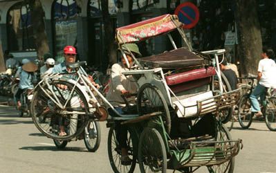 JAKARTA - Arme bewoners van de Indonesische hoofdstad Jakarta die voor hun rechten opkomen, waaronder riksjarenners, zijn steeds vaker het slachtoffer van politiek geweld. - Foto EPA