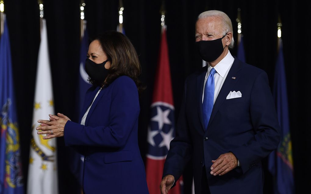 Kamala Harris en Joe Biden komen aan bij een persconferentie over Covid-19 in Wilmington, Delaware (VS). beeld AFP