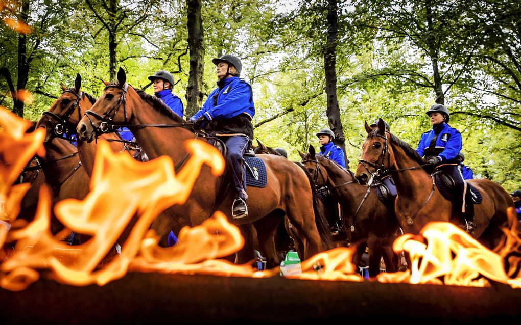 Het Bereden Ere-Escorte van de Koninklijke Marechaussee oefent zaterdag op het Lange Voorhout voor Prinsjesdag. beeld ANP