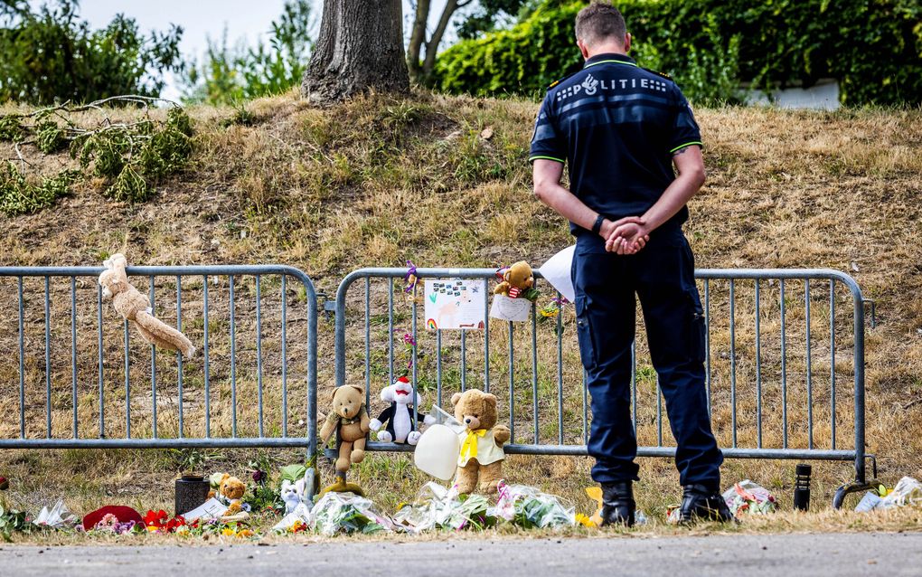 Bloemen op een tijdelijke gedenkplek die is ingericht voor de slachtoffers van het dodelijke ongeluk in de buurtschap Zuidzijde. beeld ANP, JEFFREY GROENEWEG