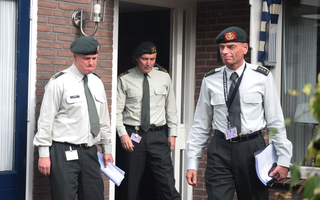 Commandant der Strijdkrachten Tom Middendorp (M) heeft een bezoek gebracht aan de ouders van de twee in Mali verongelukte militairen bezocht. Hij bezocht de nabestaanden in Winschoten, de woonplaats van de ouders van Henry Hoving. De vader van Kevin Rogge