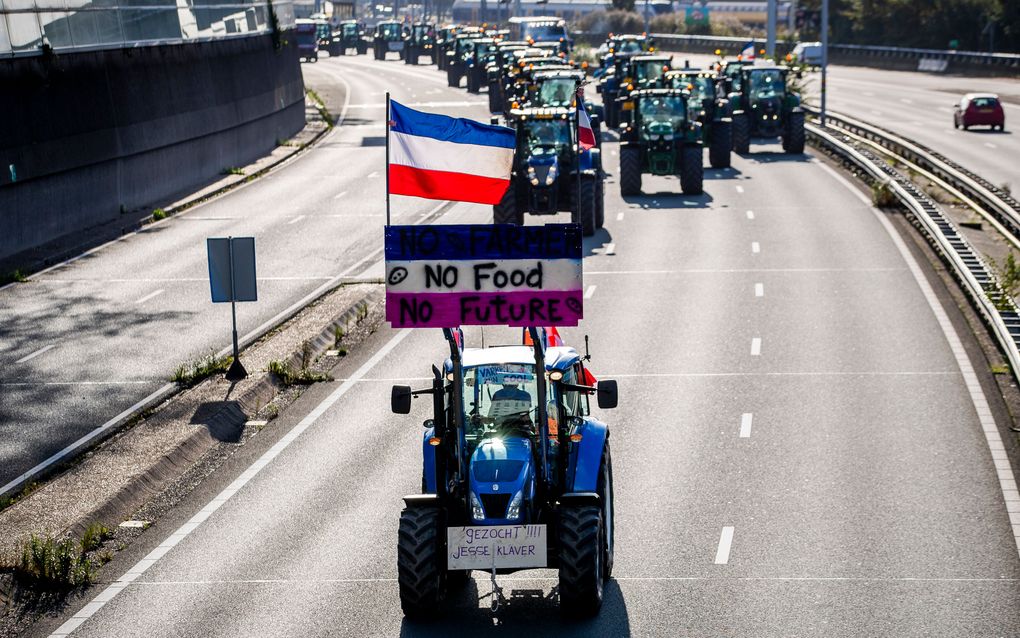 Boeren rijden met hun tractoren over de A12 naar het centrum. ANP